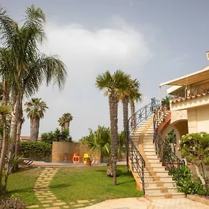 Libeccio With Shared Swimming Pool, At 200 Meters From The Beach, Solarium And Private Parking Holiday home Avola